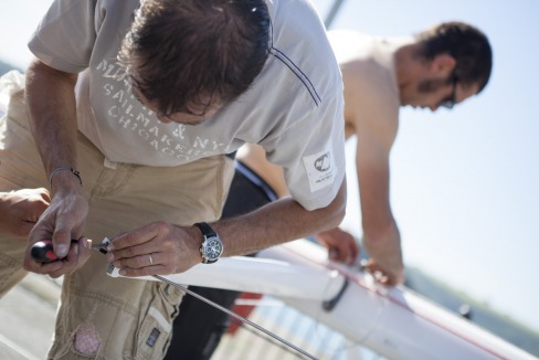 Changement du mat de Yann Elies (Groupe Queguiner) suite à son dematage lors de la 1ere etape de la Solitaire du Figaro Eric Bompard Cachemire 2014 - Plymouth le 12/06/2014