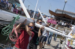 Changement du mat de Yann Elies (Groupe Queguiner) suite à son dematage lors de la 1ere etape de la Solitaire du Figaro Eric Bompard Cachemire 2014 - Plymouth le 12/06/2014