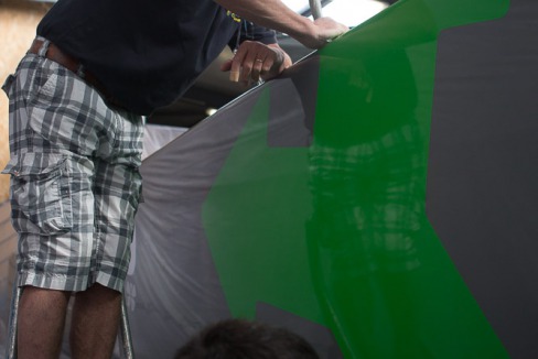 Pose de la decoration du monocoque Imoca Groupe Queguiner-Leucemie Espoir - Skipper : Yann Elies - Lorient le 11/05/2015