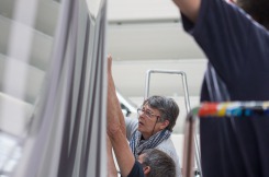 Pose de la decoration du monocoque Imoca Groupe Queguiner-Leucemie Espoir - Skipper : Yann Elies - Lorient le 11/05/2015