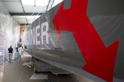 Pose de la decoration du monocoque Imoca Groupe Queguiner-Leucemie Espoir - Skipper : Yann Elies - Lorient le 11/05/2015