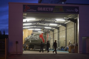 23 juin 2015, Lorient, mise à l'eau du monocoque 60 pieds IMOCA Queguiner, skipper, Yann Elies.