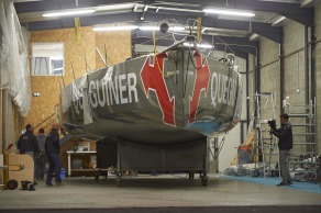 23 juin 2015, Lorient, mise à l'eau du monocoque 60 pieds IMOCA Queguiner, skipper, Yann Elies.