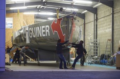 23 juin 2015, Lorient, mise à l'eau du monocoque 60 pieds IMOCA Queguiner, skipper, Yann Elies.