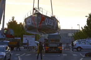 23 juin 2015, Lorient, mise à l'eau du monocoque 60 pieds IMOCA Queguiner, skipper, Yann Elies.