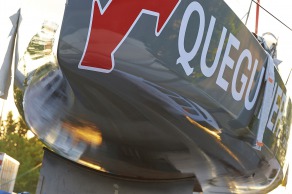 23 juin 2015, Lorient, mise à l'eau du monocoque 60 pieds IMOCA Queguiner, skipper, Yann Elies.