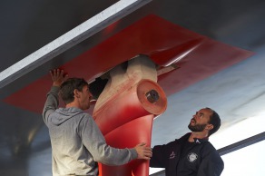 23 juin 2015, Lorient, mise à l'eau du monocoque 60 pieds IMOCA Queguiner, skipper, Yann Elies.