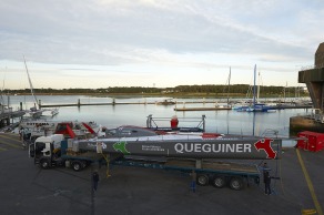 23 juin 2015, Lorient, mise à l'eau du monocoque 60 pieds IMOCA Queguiner, skipper, Yann Elies.