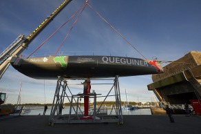 23 juin 2015, Lorient, mise à l'eau du monocoque 60 pieds IMOCA Queguiner, skipper, Yann Elies.