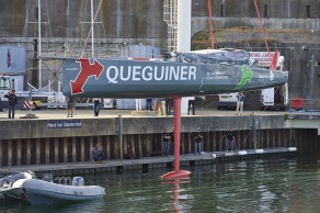 23 juin 2015, Lorient, mise à l'eau du monocoque 60 pieds IMOCA Queguiner, skipper, Yann Elies.