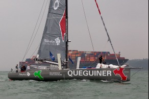 Le monocoque Imoca Groupe Queguiner-Leucemie Espoir (Yann Elies) au depart de l Artemis Challenge 2015 - Cowes, Ile de Wight, Angleterre - le 13/08/2015