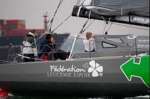 Le monocoque Imoca Groupe Queguiner-Leucemie Espoir (Yann Elies) au depart de l Artemis Challenge 2015 - Cowes, Ile de Wight, Angleterre - le 13/08/2015