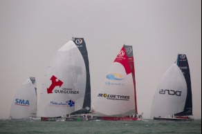 Le monocoque Imoca Groupe Queguiner-Leucemie Espoir (Yann Elies) au depart de l Artemis Challenge 2015 - Cowes, Ile de Wight, Angleterre - le 13/08/2015