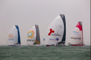 Le monocoque Imoca Groupe Queguiner-Leucemie Espoir (Yann Elies) au depart de l Artemis Challenge 2015 - Cowes, Ile de Wight, Angleterre - le 13/08/2015