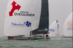 Le monocoque Imoca Groupe Queguiner-Leucemie Espoir (Yann Elies) au depart de l Artemis Challenge 2015 - Cowes, Ile de Wight, Angleterre - le 13/08/2015