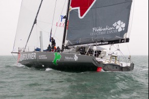 Le monocoque Imoca Groupe Queguiner-Leucemie Espoir (Yann Elies) au depart de l Artemis Challenge 2015 - Cowes, Ile de Wight, Angleterre - le 13/08/2015