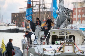 Ambiance avant le depart du monocoque Imoca Groupe Queguiner-Leucemie Espoir (Skipper : Yann Elies) avant le depart de la Transat Jacques Vabre 2015 - Le Havre le 25/10/2015