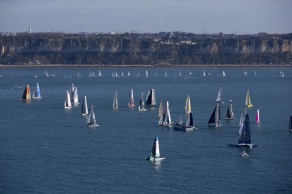 Depart du monocoque Imoca Groupe Queguiner-Leucemie Espoir (Skipper : Yann Elies) lors de la Transat Jacques Vabre 2015 - Le Havre le 25/10/2015