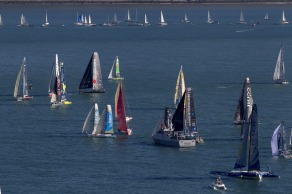 Depart du monocoque Imoca Groupe Queguiner-Leucemie Espoir (Skipper : Yann Elies) lors de la Transat Jacques Vabre 2015 - Le Havre le 25/10/2015