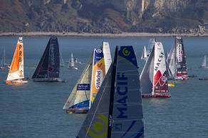 Depart du monocoque Imoca Groupe Queguiner-Leucemie Espoir (Skipper : Yann Elies) lors de la Transat Jacques Vabre 2015 - Le Havre le 25/10/2015