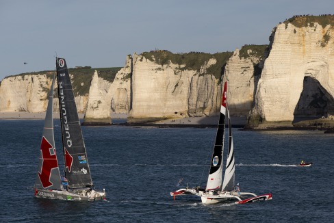 Depart du monocoque Imoca Groupe Queguiner-Leucemie Espoir (Skipper : Yann Elies) lors de la Transat Jacques Vabre 2015 - Le Havre le 25/10/2015