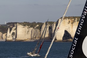 Depart du monocoque Imoca Groupe Queguiner-Leucemie Espoir (Skipper : Yann Elies) lors de la Transat Jacques Vabre 2015 - Le Havre le 25/10/2015