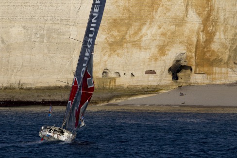 Depart du monocoque Imoca Groupe Queguiner-Leucemie Espoir (Skipper : Yann Elies) lors de la Transat Jacques Vabre 2015 - Le Havre le 25/10/2015