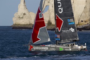 Depart du monocoque Imoca Groupe Queguiner-Leucemie Espoir (Skipper : Yann Elies) lors de la Transat Jacques Vabre 2015 - Le Havre le 25/10/2015