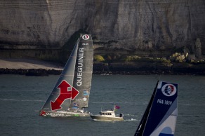 Depart du monocoque Imoca Groupe Queguiner-Leucemie Espoir (Skipper : Yann Elies) lors de la Transat Jacques Vabre 2015 - Le Havre le 25/10/2015