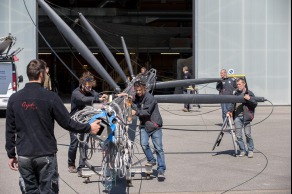 Mise a l eau du monocoque Imoca Queguiner-Leucemie Espoir - Skipper : Yann Elies - Lorient le 18/04/2016