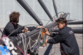 Mise a l eau du monocoque Imoca Queguiner-Leucemie Espoir - Skipper : Yann Elies - Lorient le 18/04/2016