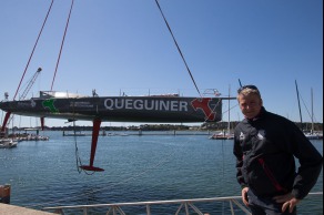 Mise a l eau du monocoque Imoca Queguiner-Leucemie Espoir - Skipper : Yann Elies - Lorient le 18/04/2016