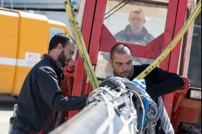 Mise a l eau du monocoque Imoca Queguiner-Leucemie Espoir - Skipper : Yann Elies - Lorient le 18/04/2016