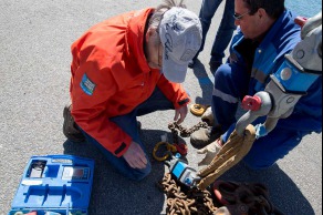 Mise a l eau du monocoque Imoca Queguiner-Leucemie Espoir - Skipper : Yann Elies - Lorient le 18/04/2016