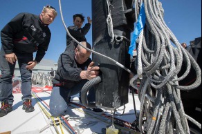 Mise a l eau du monocoque Imoca Queguiner-Leucemie Espoir - Skipper : Yann Elies - Lorient le 18/04/2016