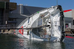 Mise a l eau du monocoque Imoca Queguiner-Leucemie Espoir - Skipper : Yann Elies - Lorient le 18/04/2016