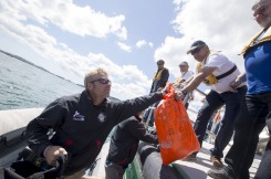 Yann Elies, skipper du monocoque Imoca Queguiner-Leucemie Espoir en demonstration d helitreuillage avec la Marine Nationale - Fetes Maritimes Internationales de Brest 2016 le 14/07/2016