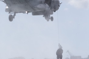 Yann Elies, skipper du monocoque Imoca Queguiner-Leucemie Espoir en demonstration d helitreuillage avec la Marine Nationale - Fetes Maritimes Internationales de Brest 2016 le 14/07/2016