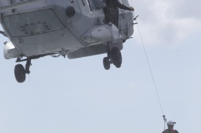 Yann Elies, skipper du monocoque Imoca Queguiner-Leucemie Espoir en demonstration d helitreuillage avec la Marine Nationale - Fetes Maritimes Internationales de Brest 2016 le 14/07/2016