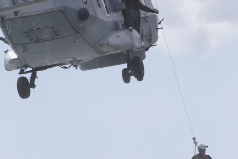 Yann Elies, skipper du monocoque Imoca Queguiner-Leucemie Espoir en demonstration d helitreuillage avec la Marine Nationale - Fetes Maritimes Internationales de Brest 2016 le 14/07/2016