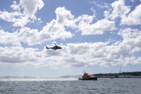 Yann Elies, skipper du monocoque Imoca Queguiner-Leucemie Espoir en demonstration d helitreuillage avec la Marine Nationale - Fetes Maritimes Internationales de Brest 2016 le 14/07/2016