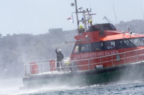 Yann Elies, skipper du monocoque Imoca Queguiner-Leucemie Espoir en demonstration d helitreuillage avec la Marine Nationale - Fetes Maritimes Internationales de Brest 2016 le 14/07/2016