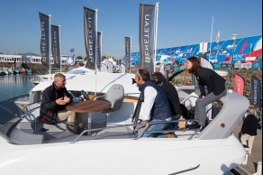 Ambiance sur les pontons du Vendee Globe 2016 avant le depart - Yann Elies, skipper de l Imoca Queguiner-Leucemie Espoir - Les Sables d'Olonne le 02/11/2016