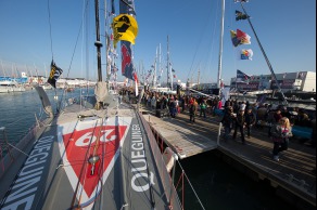 Ambiance sur les pontons du Vendee Globe 2016 avant le depart - Yann Elies, skipper de l Imoca Queguiner-Leucemie Espoir - Les Sables d'Olonne le 02/11/2016