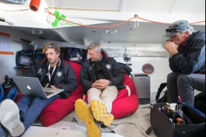 Ambiance sur les pontons du Vendee Globe 2016 - Yann Elies, skipper de l Imoca Queguiner-Leucemie Espoir