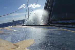 Photo sent from the boat Queguiner - Leucemie Espoir, on November 11th, 2016 - Photo Yann Elies

Photo envoyée depuis le bateau Queguiner - Leucemie Espoir  le 11 Novembre 2016 -  Photo Yann Elies

ça mouille