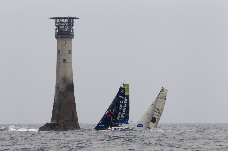 Les Figaros au passage du phare de WolfRock lors de la 4eme etape de la Solitaire Urgo Le Figaro 2019 entre Roscoff et Dieppe - en mer le 23/06/2019